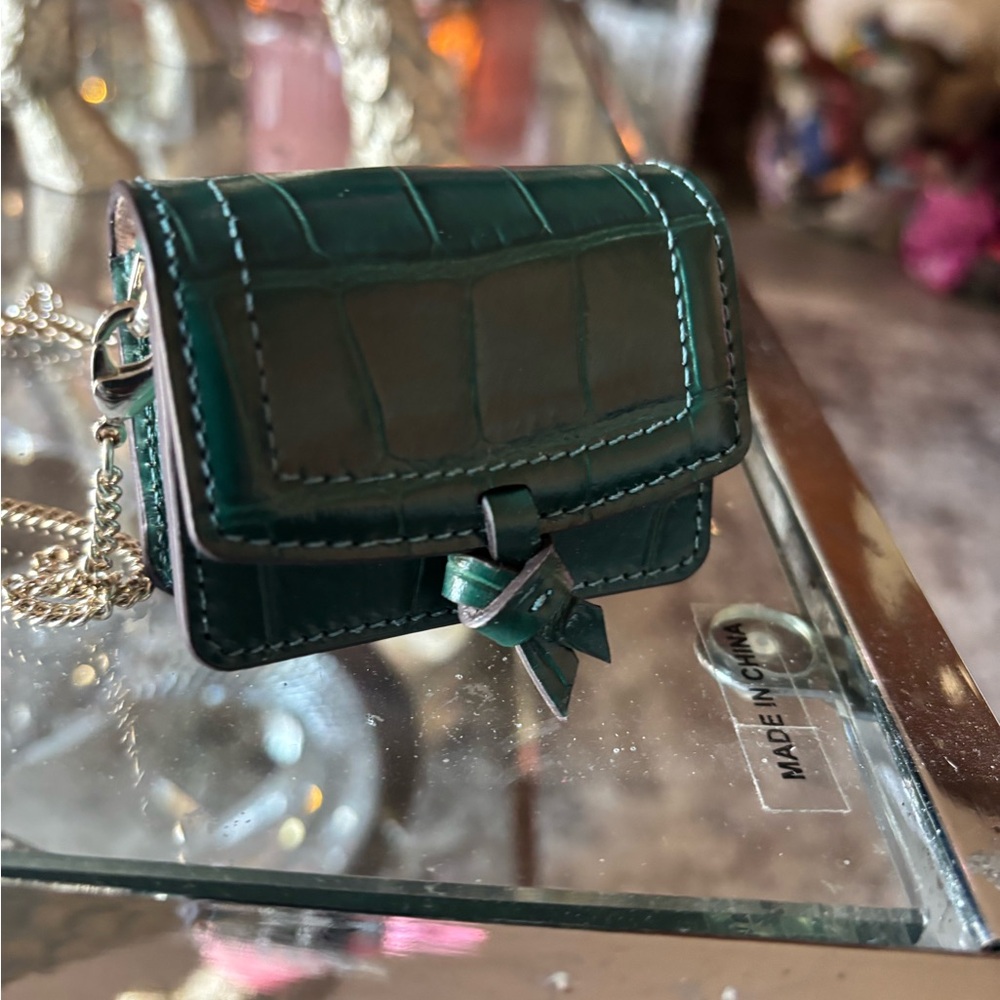 Elegant Green Croc-Embossed Women's AirPod case